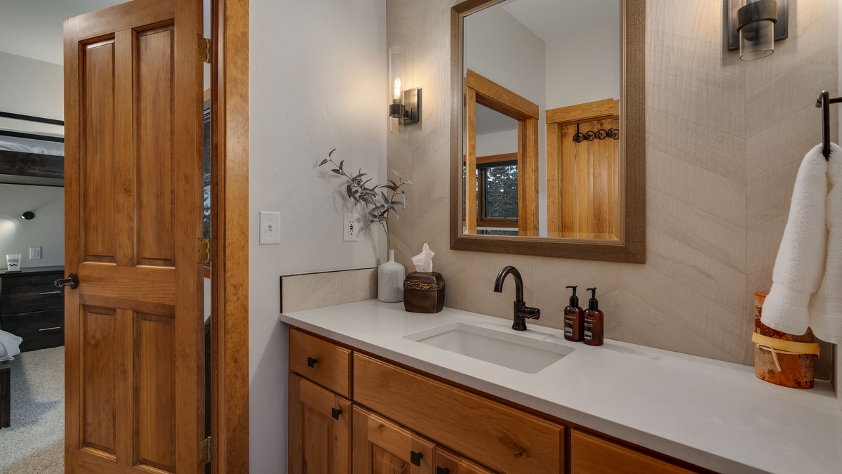 Bunkroom ensuite, shared with second queen