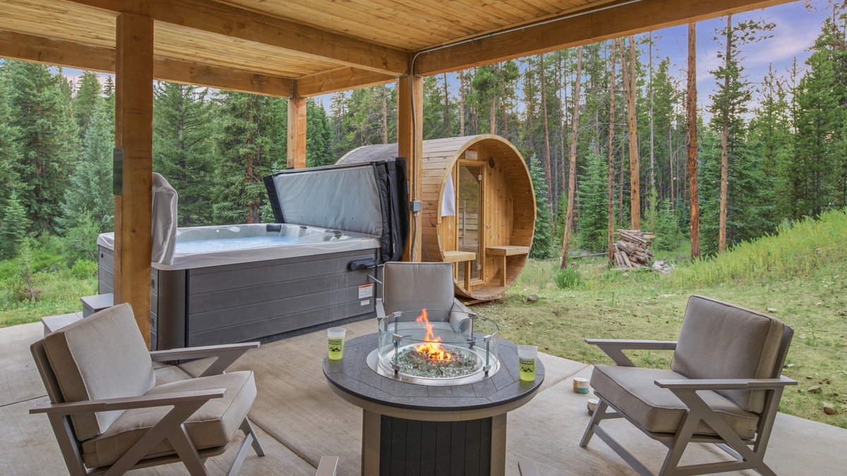 Hot Tub Lower Level - With Fire Pit and Sauna