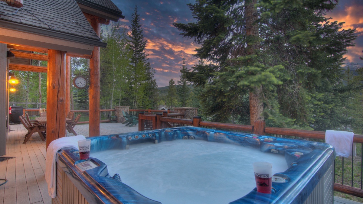 Hot tub, Main Level - With views
