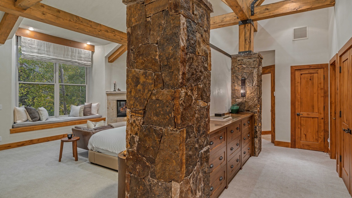 Bedroom 1, Main Level - Primary king suite