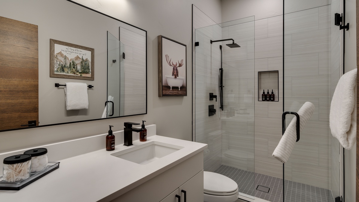 King ensuite 1 on lower level