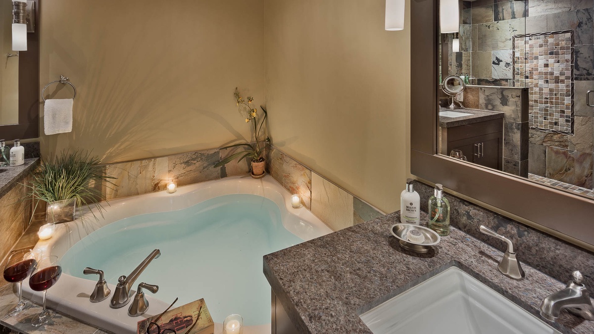 Bedroom 2, Main Level - Ensuite with soaking tub