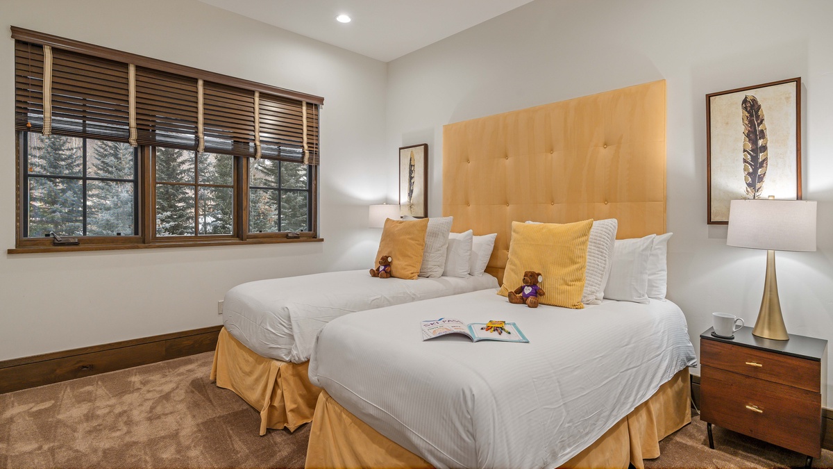 Split king/Twin XL suite on middle level