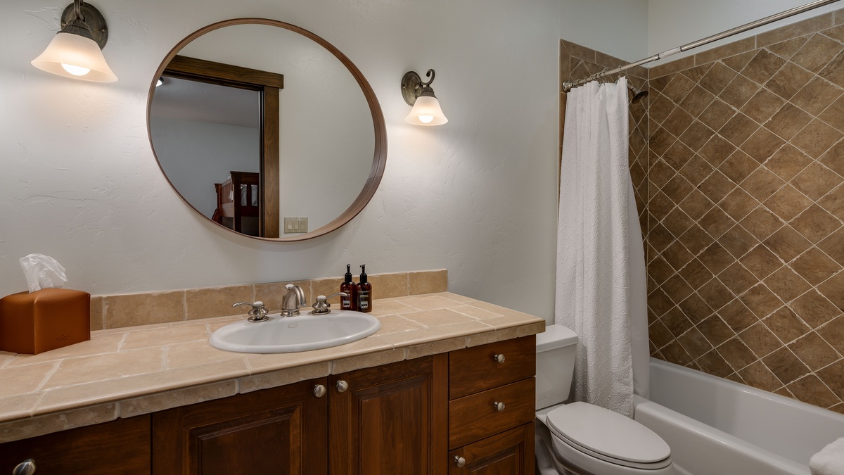 Bedroom 5, Lower Level - Lower level bunkroom ensuite