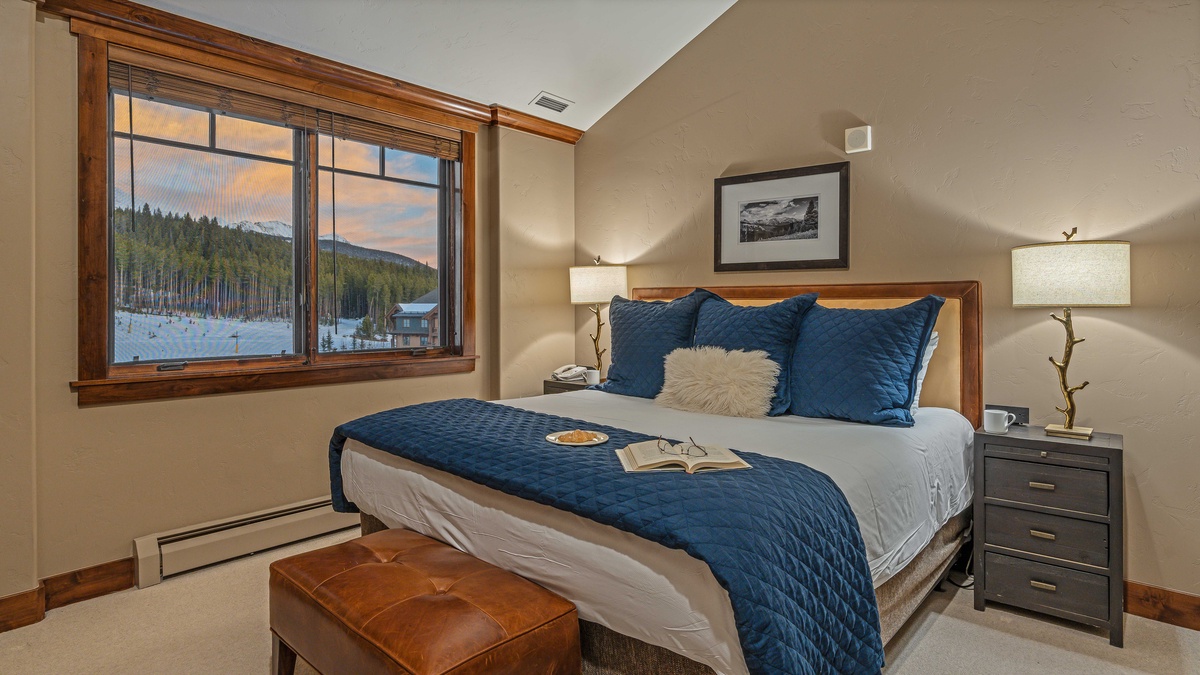 Bedroom 1, Main Level - Primary king suite