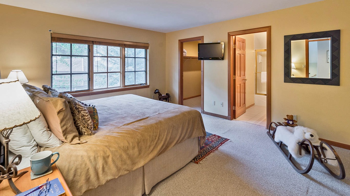 Bedroom 3, Upper Level - King Bedroom with Ensuite on upper level