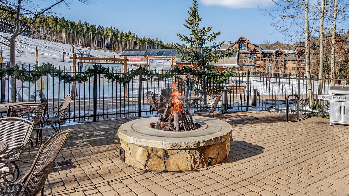 Crystal Peak Lodge: Community firepit
