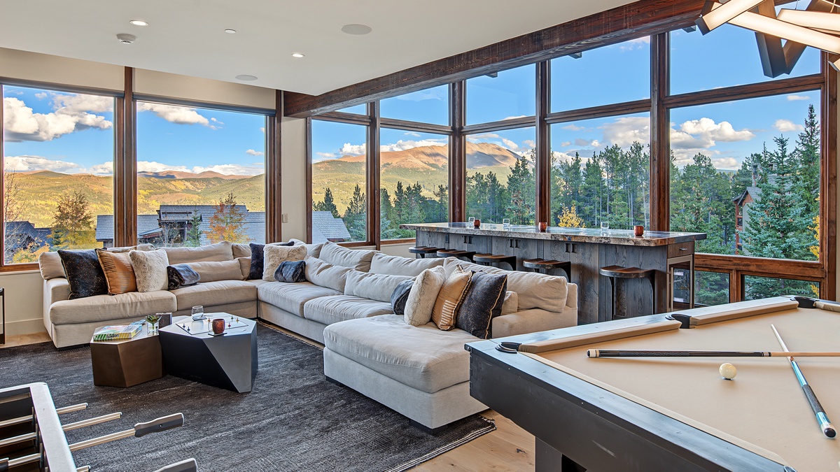 Family Room, Upper Level - Seating area with bar and mountain views