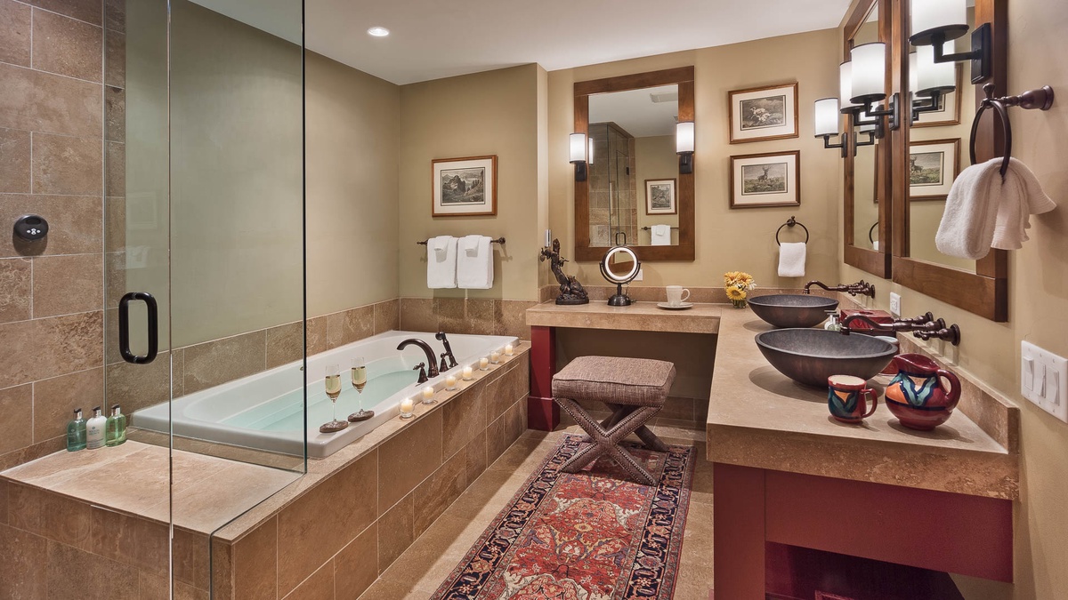 Bedroom 1, Main Level - Primary ensuite