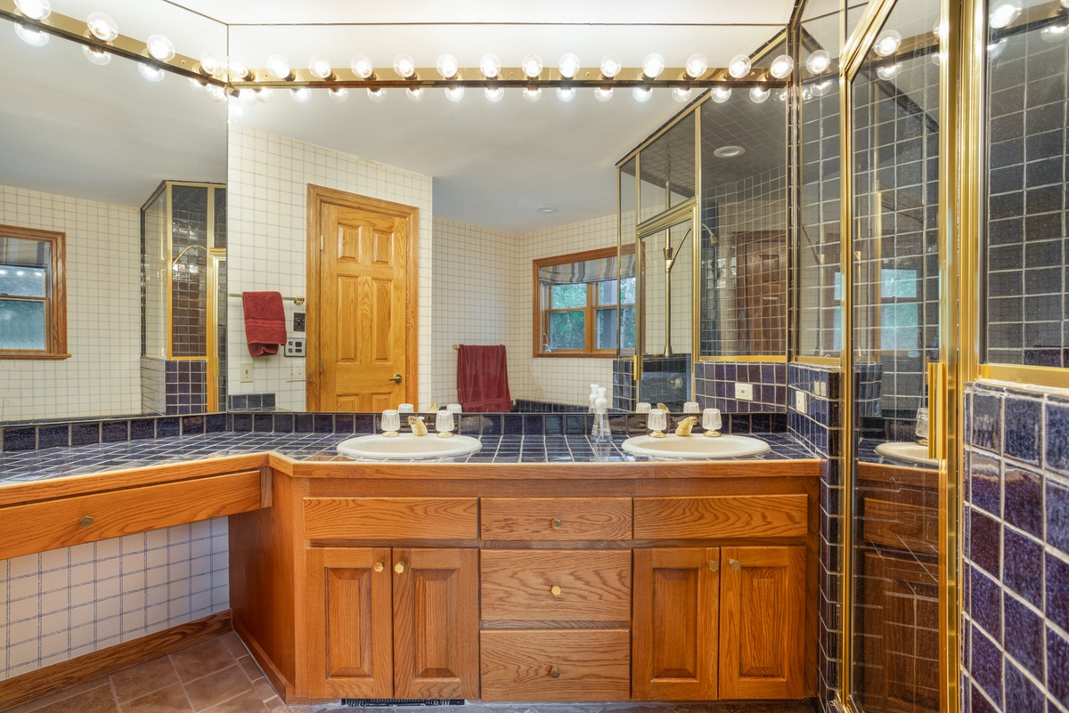 Bedroom 5, Lower Level - Ensuite for king bedroom in lower level apartment