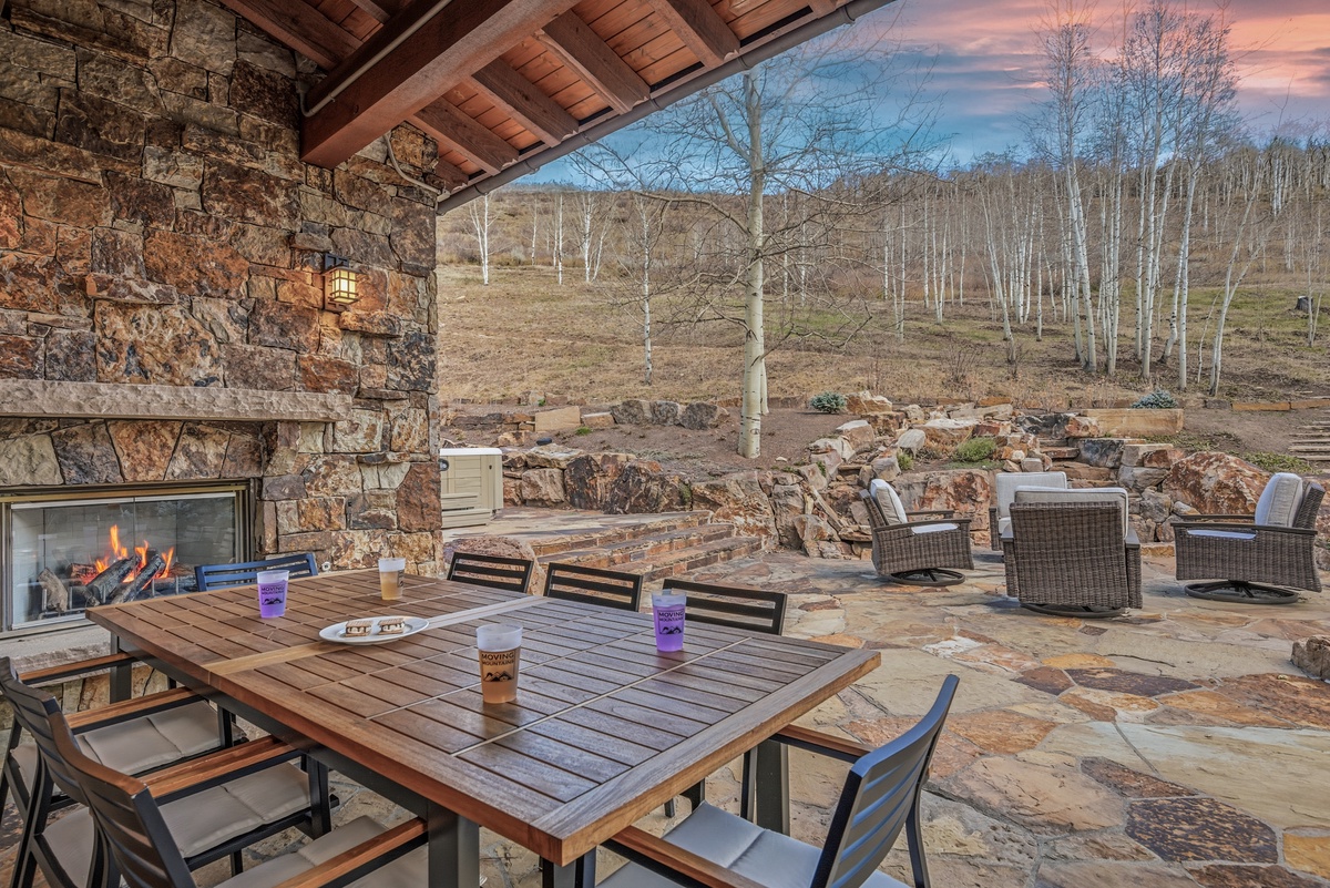 Outdoor dining w fireplace