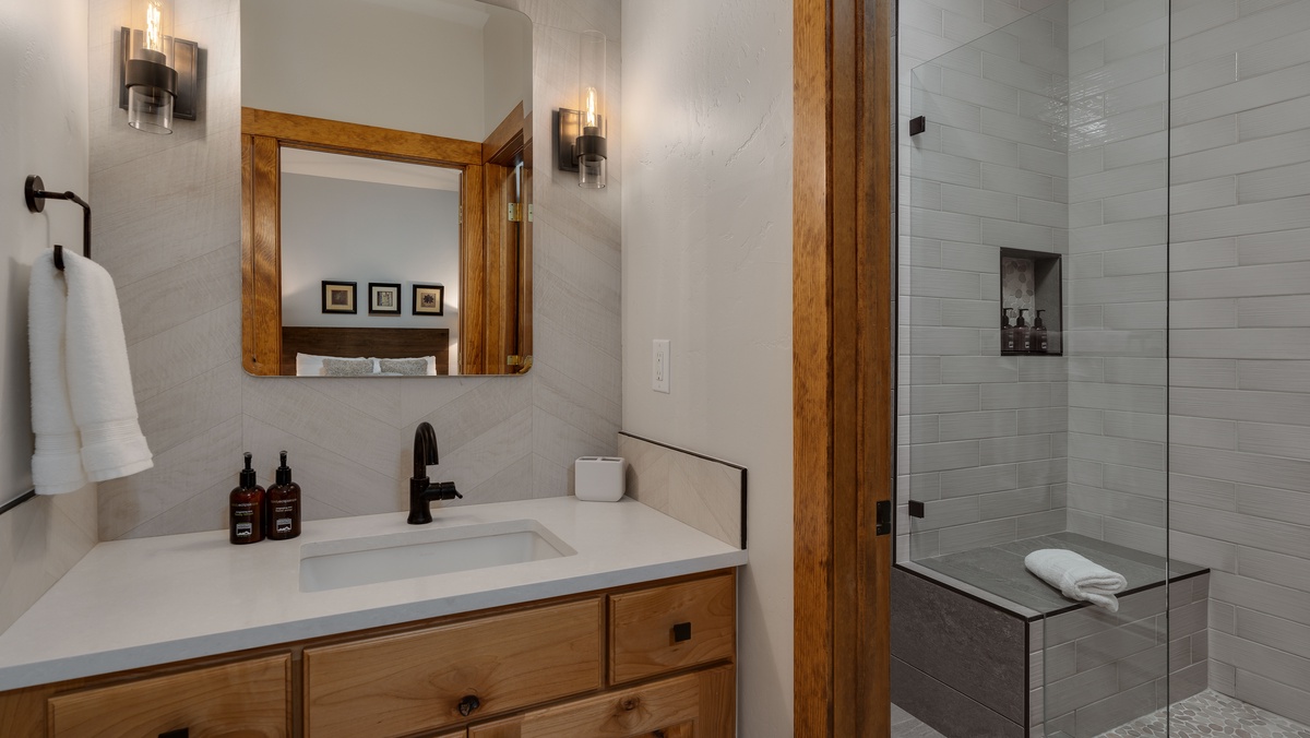 Queen ensuite, upper level