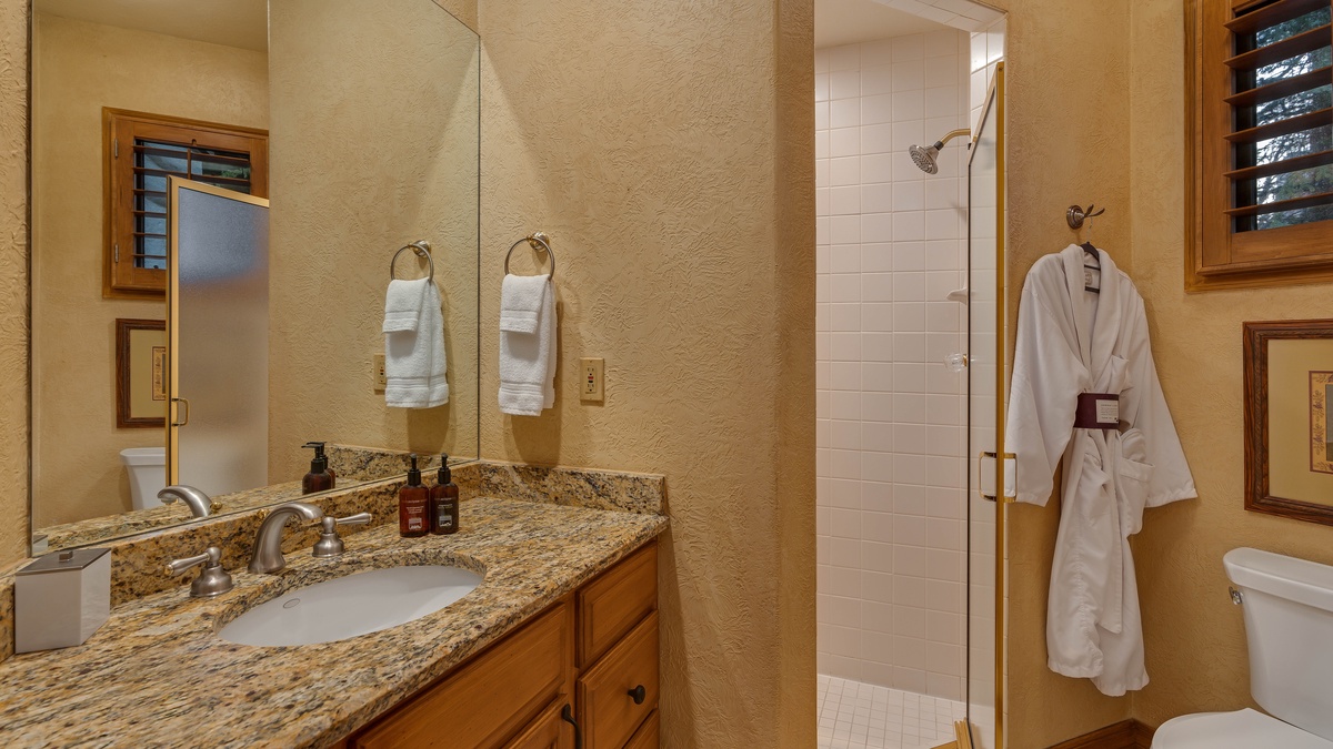 Bedroom 2, Main Level - Queen ensuite