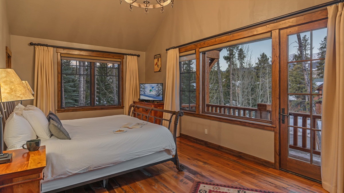 Bedroom 1, Main Level - Primary king suite on the main level