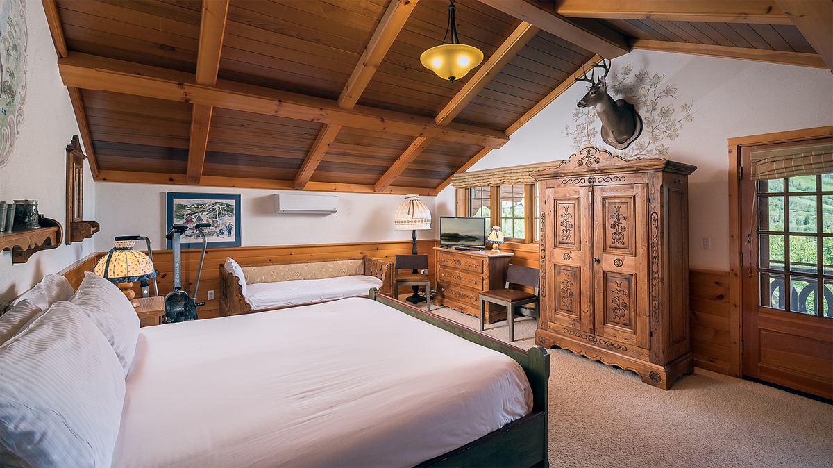 Bedroom 2, Upper Level - King bed with twin day bed