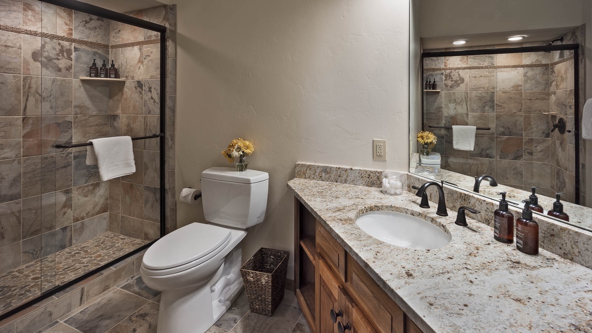 King ensuite, upper level