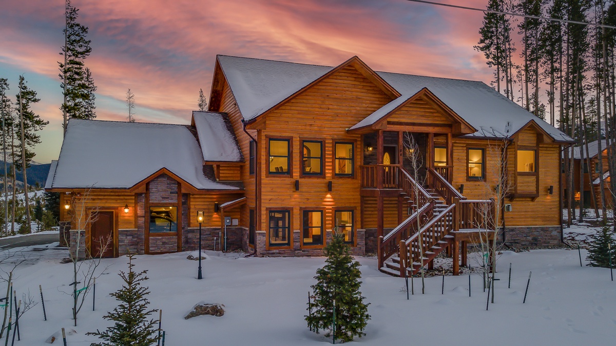 Front entrance view of La Maison de Montagne