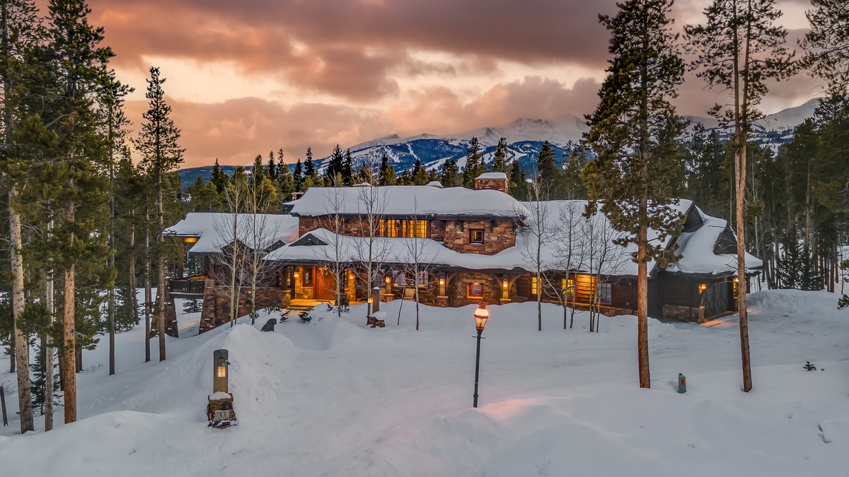 Front entrance of Alpine Grandeur