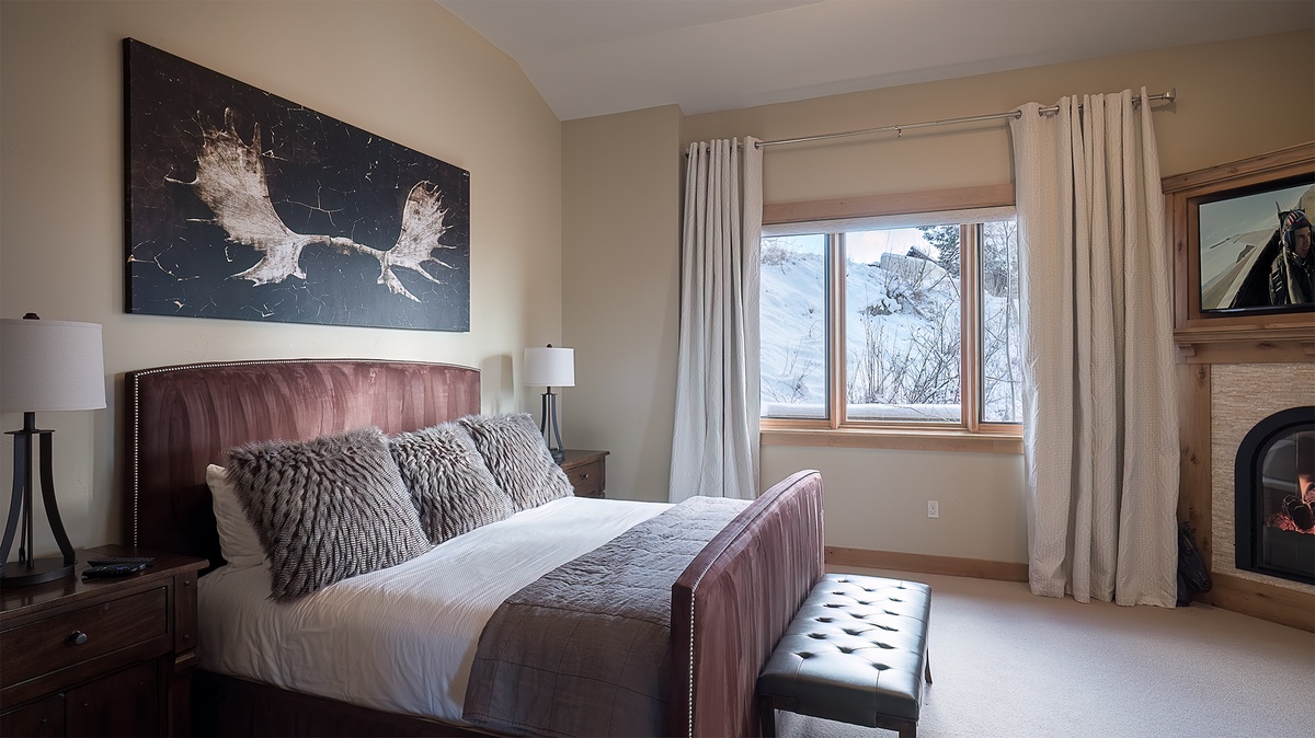 Bedroom 1, Main Level - Primary king suite