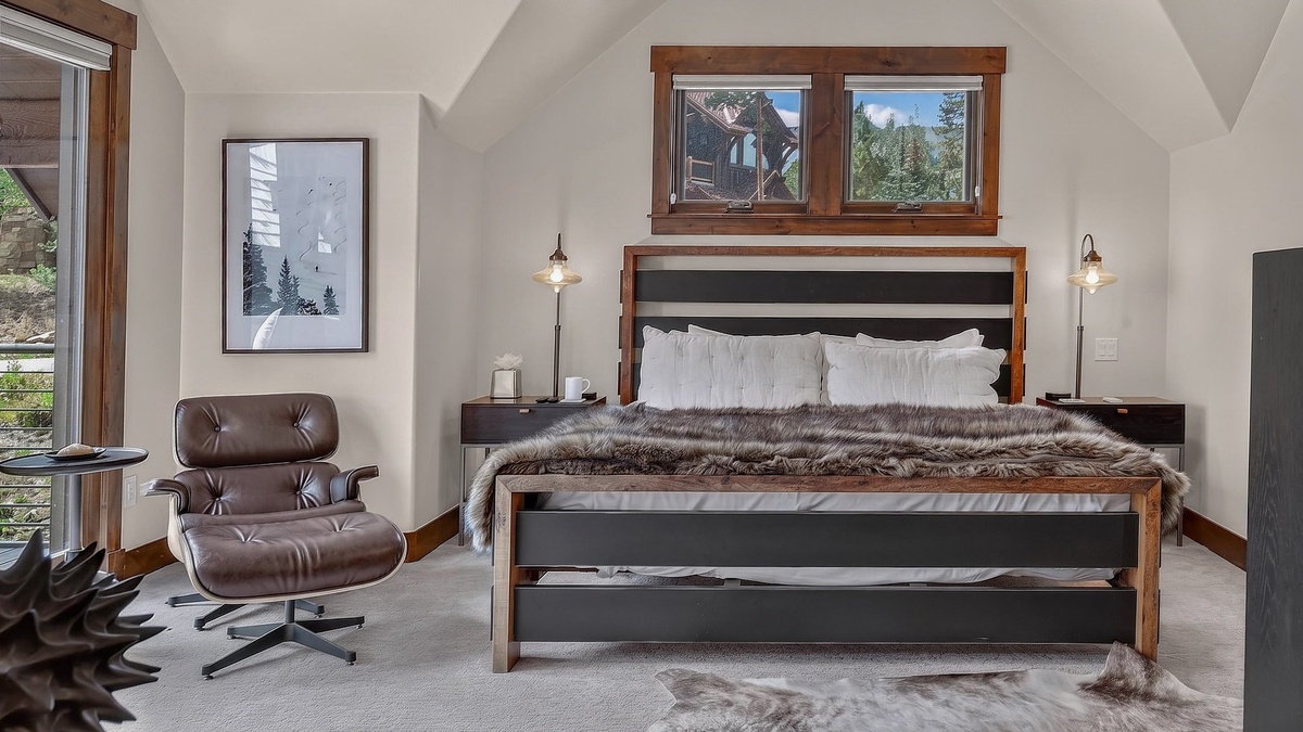 Bedroom 6, Upper Level - King bedroom