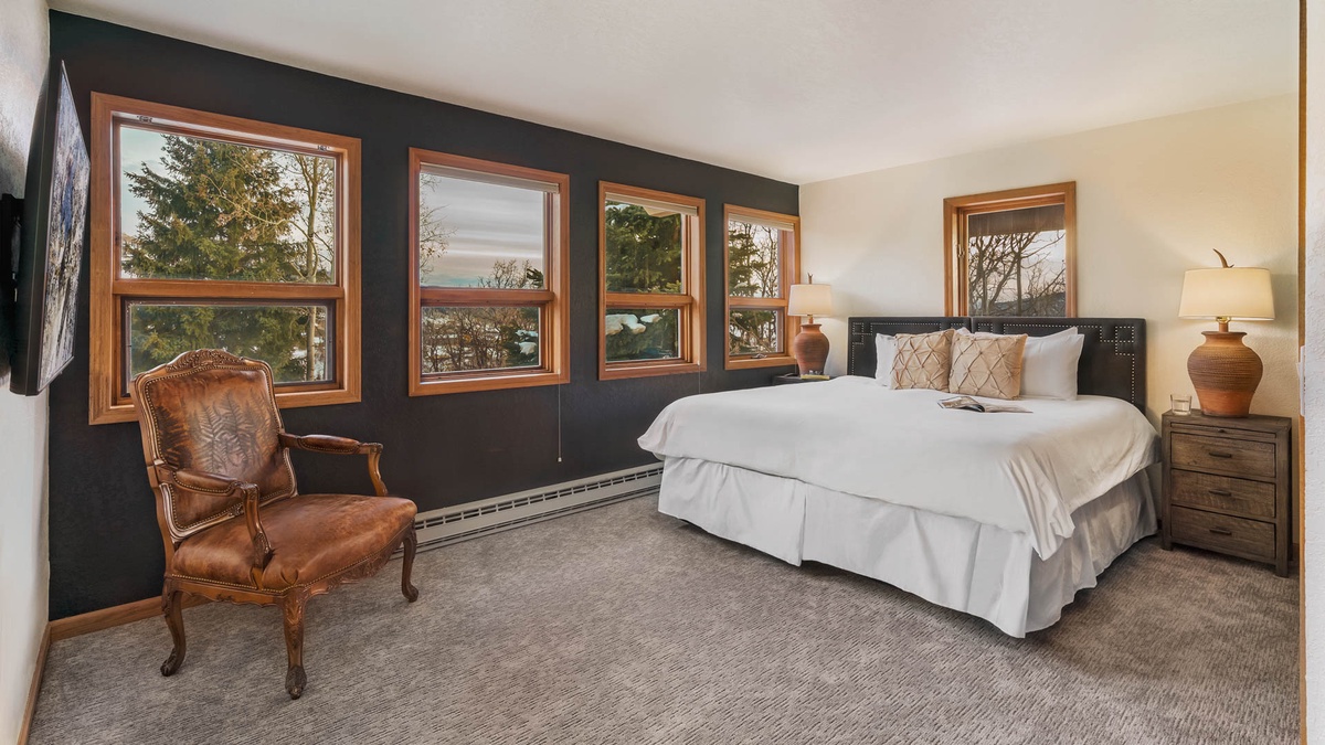 Glacier Lodge West - king suite