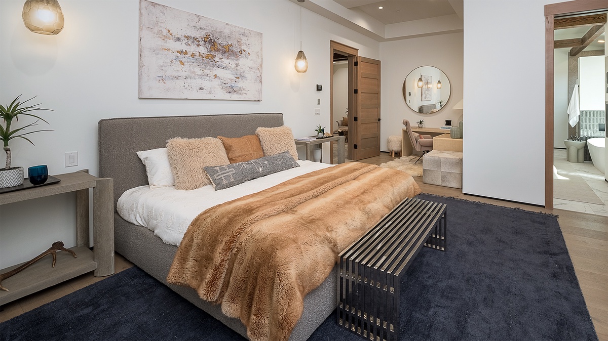 Bedroom 1, Main Level - Primary king bedroom