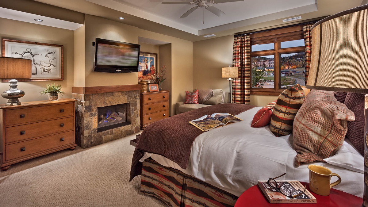 Bedroom 1, Main Level - Primary king suite