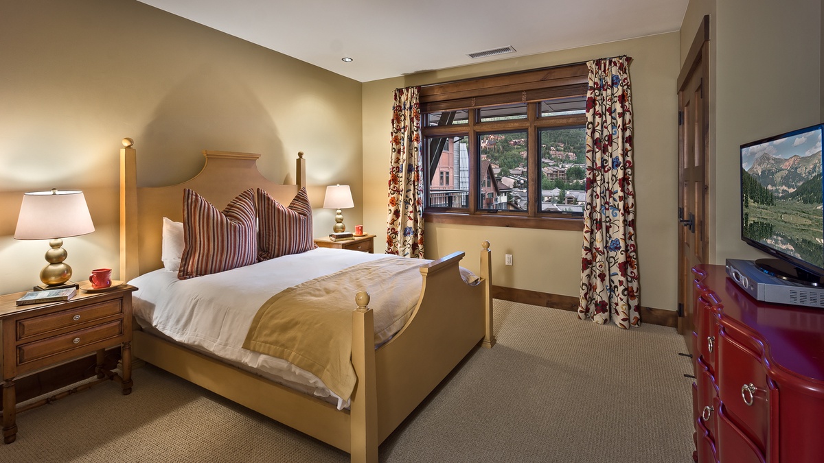 Bedroom 3, Main Level - Queen bed