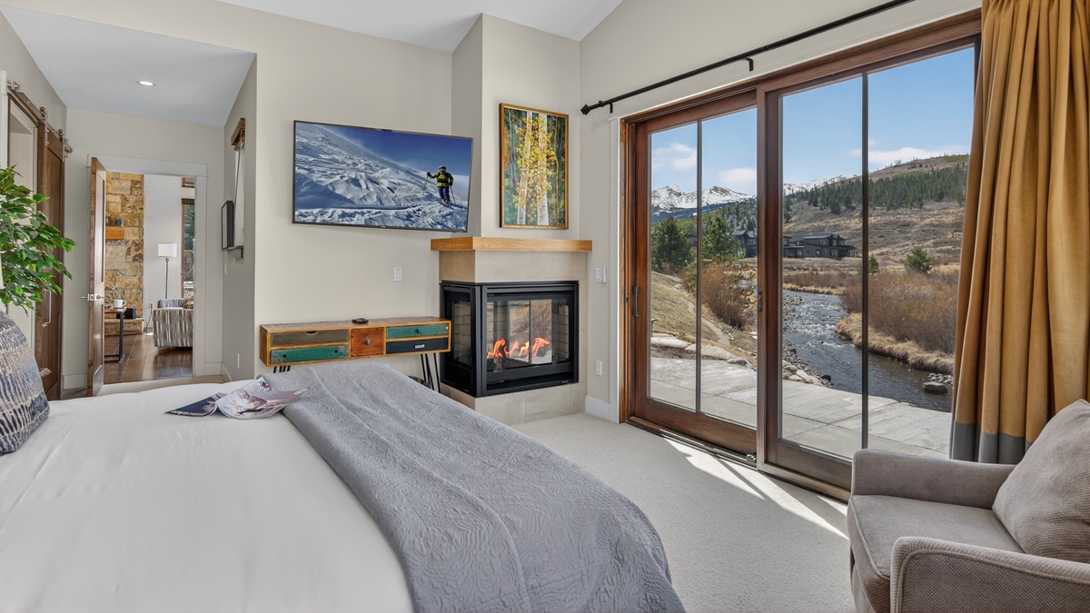 Bedroom 1, Main Level - Primary king bedroom