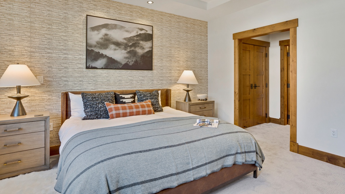 Bedroom 1, Main Level - Primary king suite