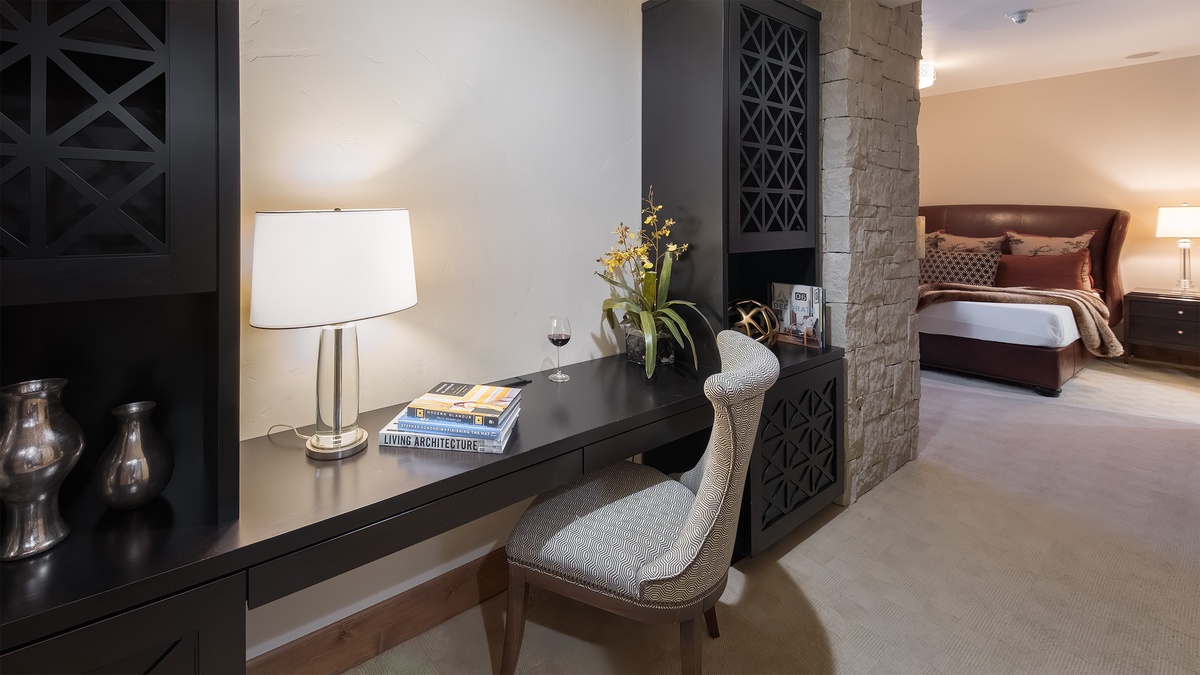 Bedroom 2, Main Level - Desk area in the entry of the second king bedroom