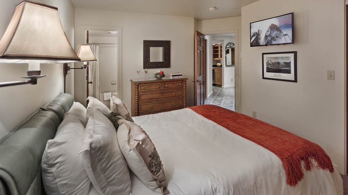 Bedroom 2, Main Level - Queen bed