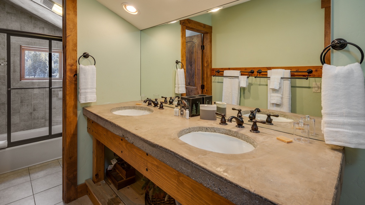 Bedroom 5, Upstairs Apartment - King ensuite, upper loft