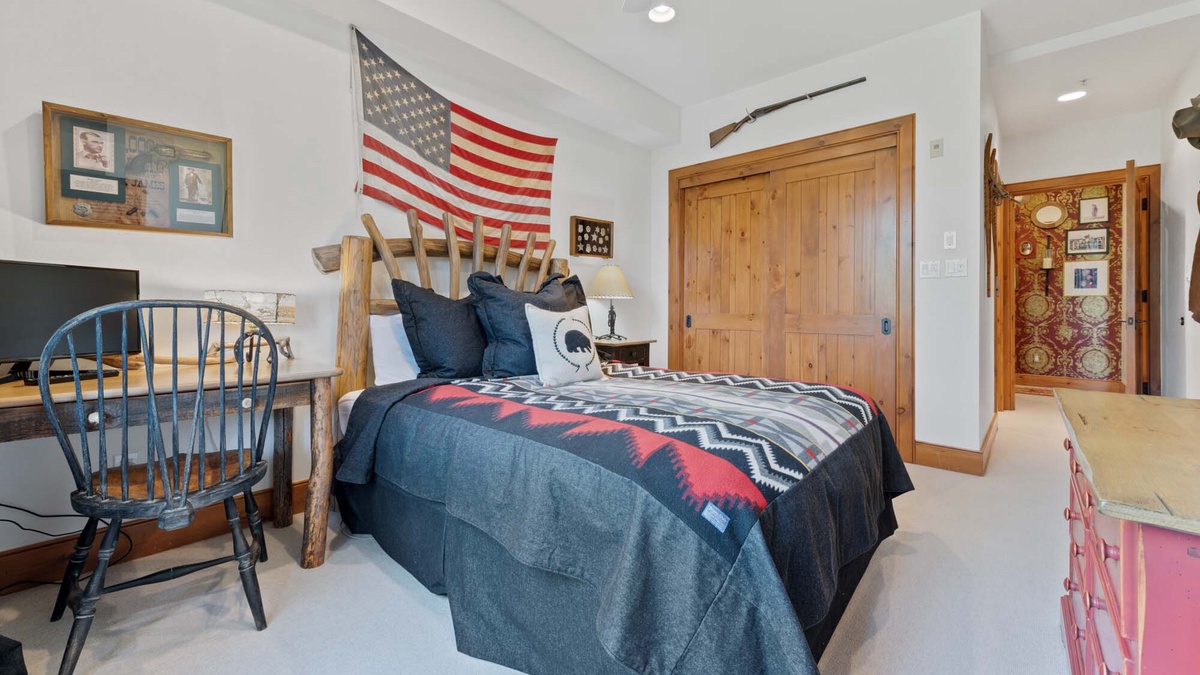 Bedroom 2 - Queen Bedroom