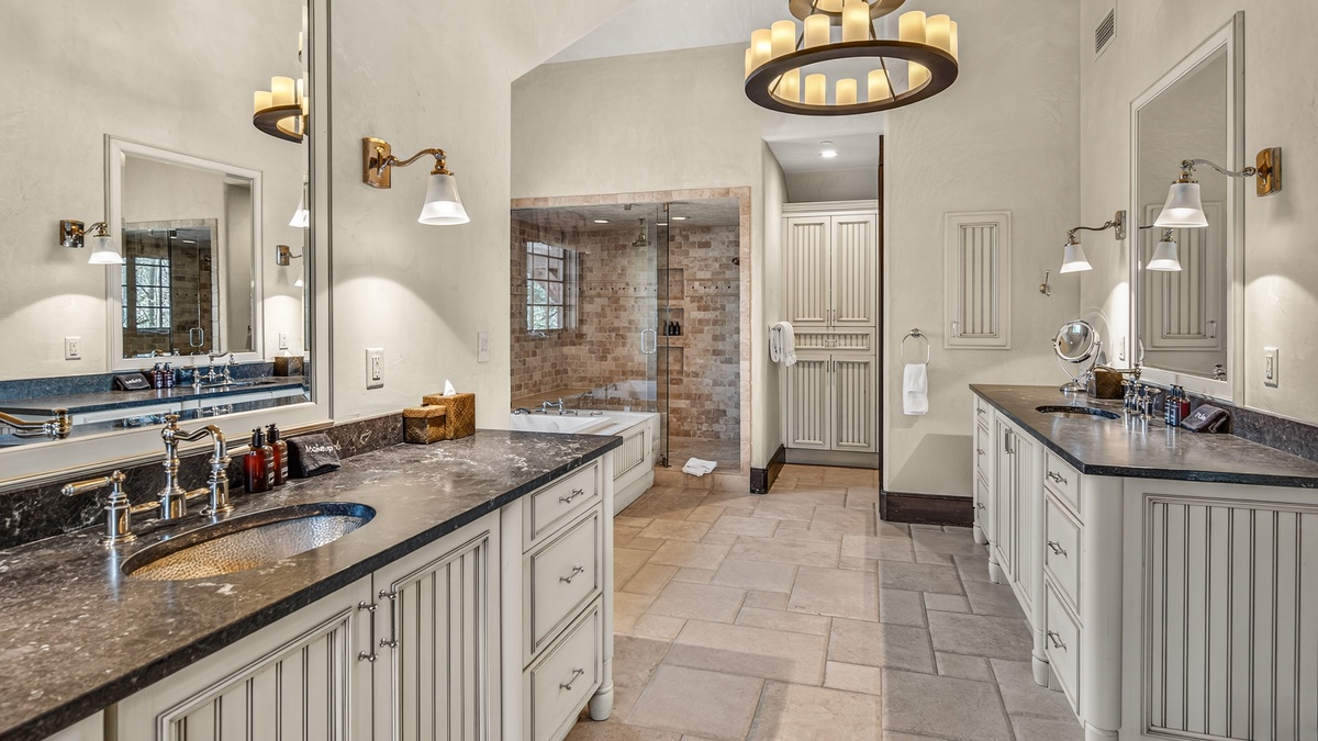 Bedroom 1, Main Level - Primary king ensuite