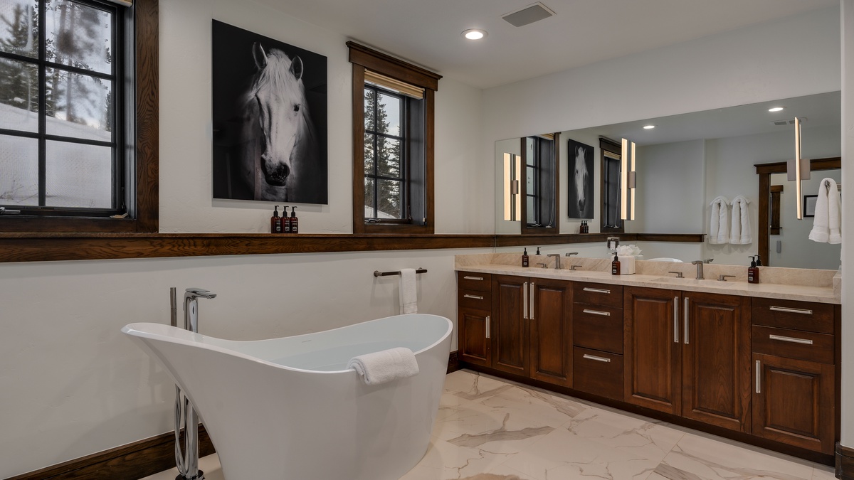 Bedroom 1, Main Level - Primary ensuite