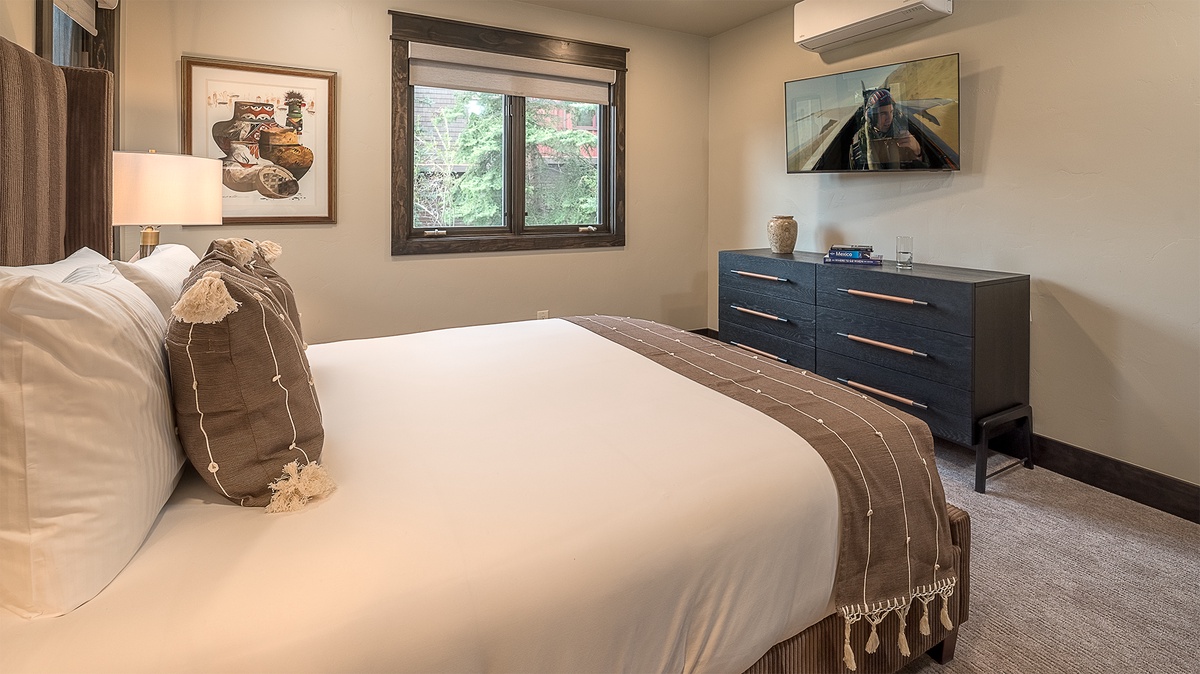 Bedroom 3, Lower Level - Queen bedroom