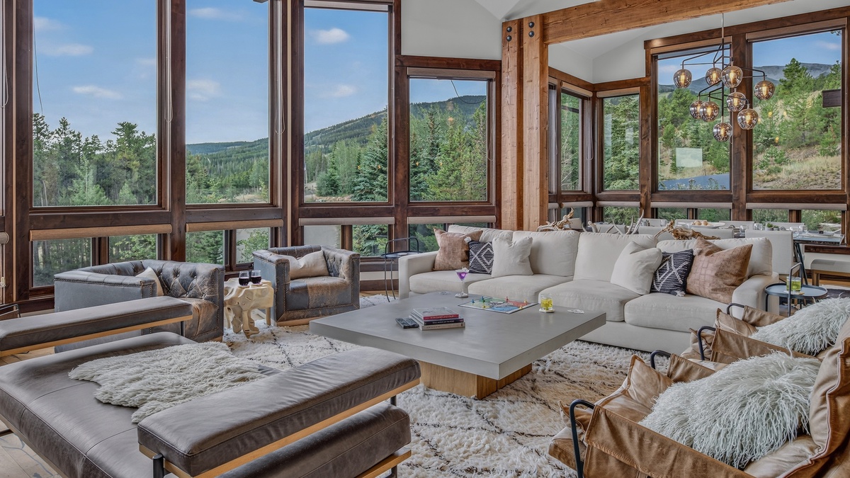Great Room, Main Level - Seating area with mountain views