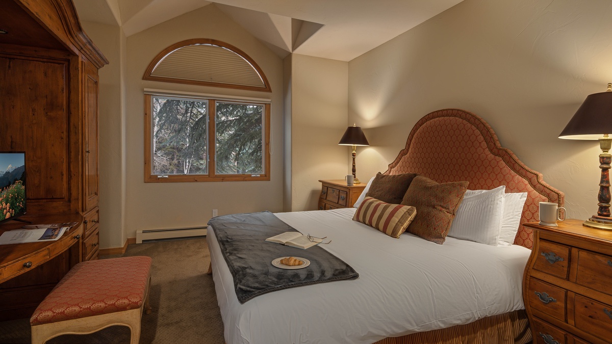 Bedroom 1, Main Level - Primary king suite on main level