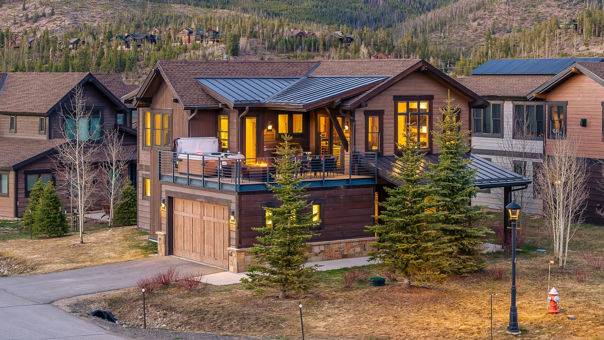 Welcome to On the Corner at the Shores