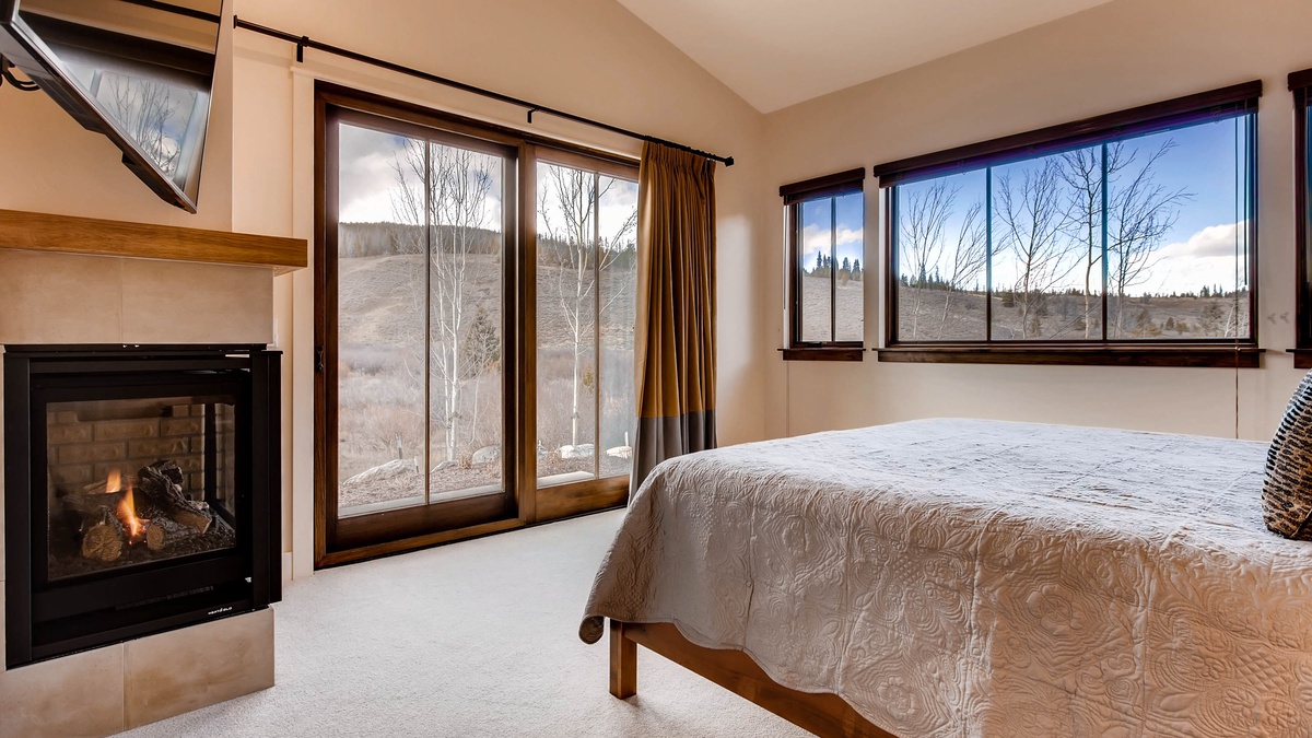 Bedroom 1, Main Level - Primary suite on main level with river views