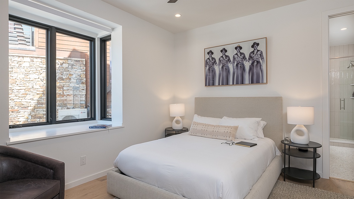 Bedroom 2, Main Level - Queen suite