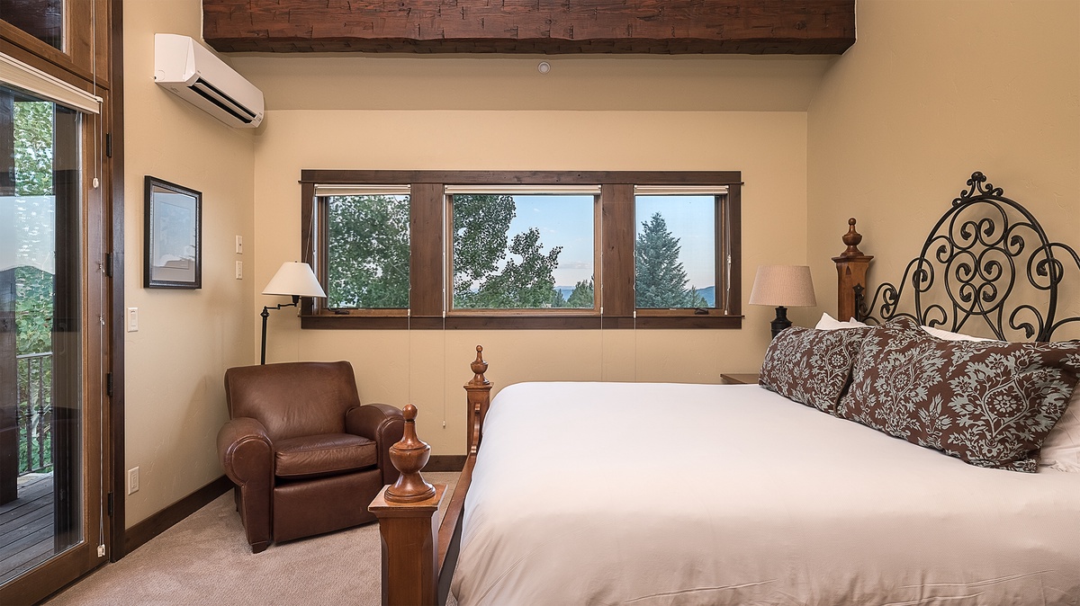 King suite, upper level