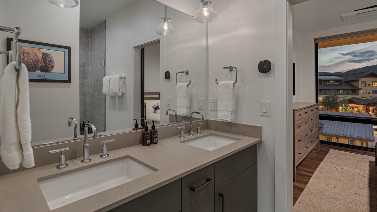 Bedroom 1, Upper Level - Primary ensuite