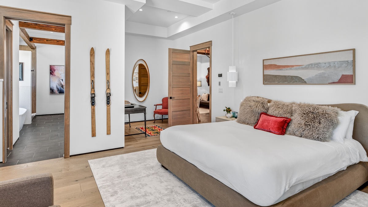 Bedroom 1, Main Level - Primary king suite