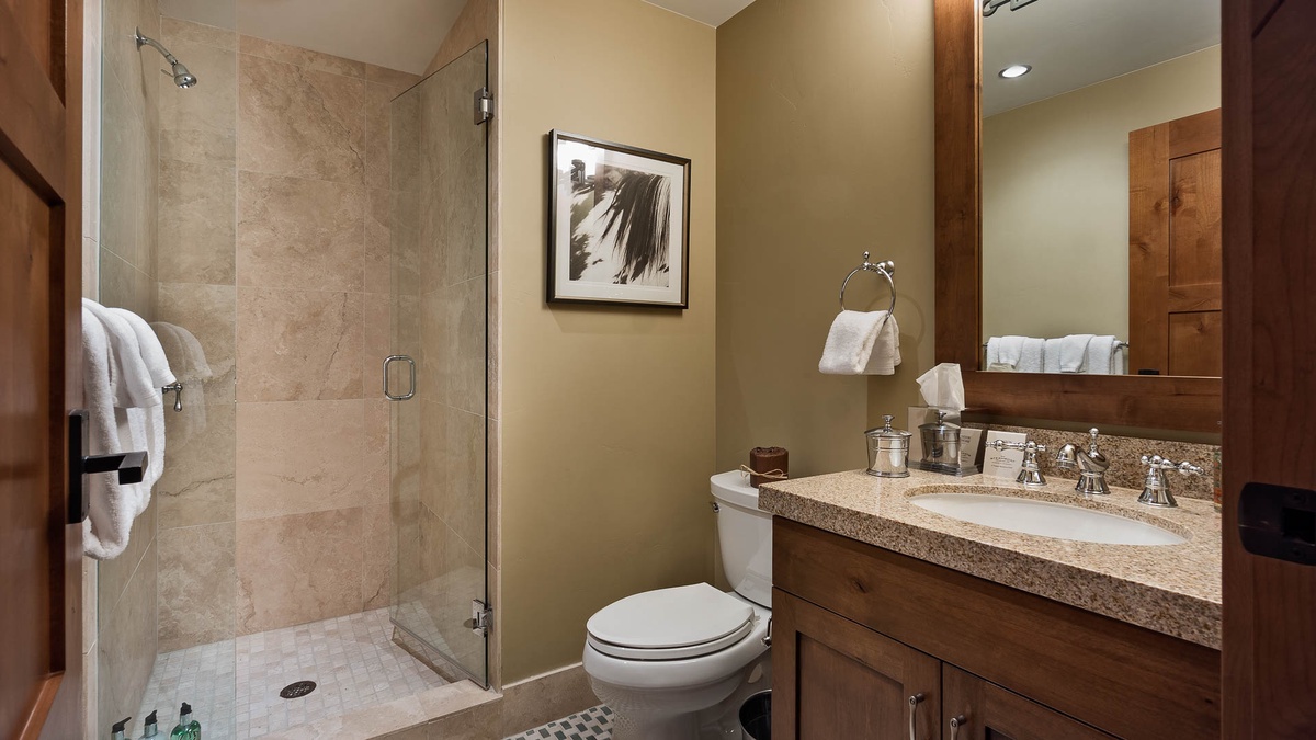 Bedroom 4, Main Level - Bunk room ensuite