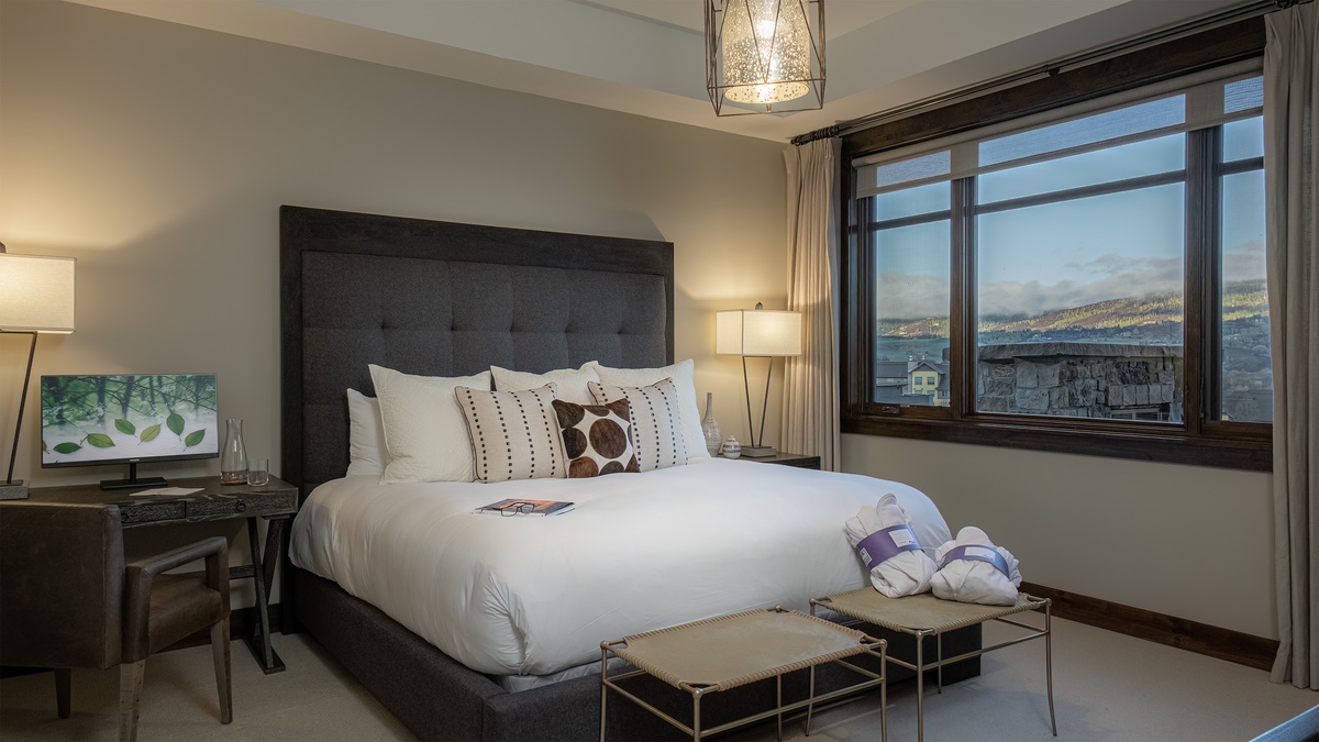 Bedroom 1, Main Level - Primary king suite