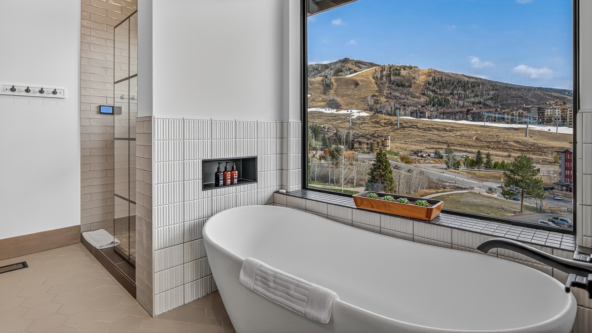 Bedroom 1, Main Level - Nocturne View, primary king ensuite