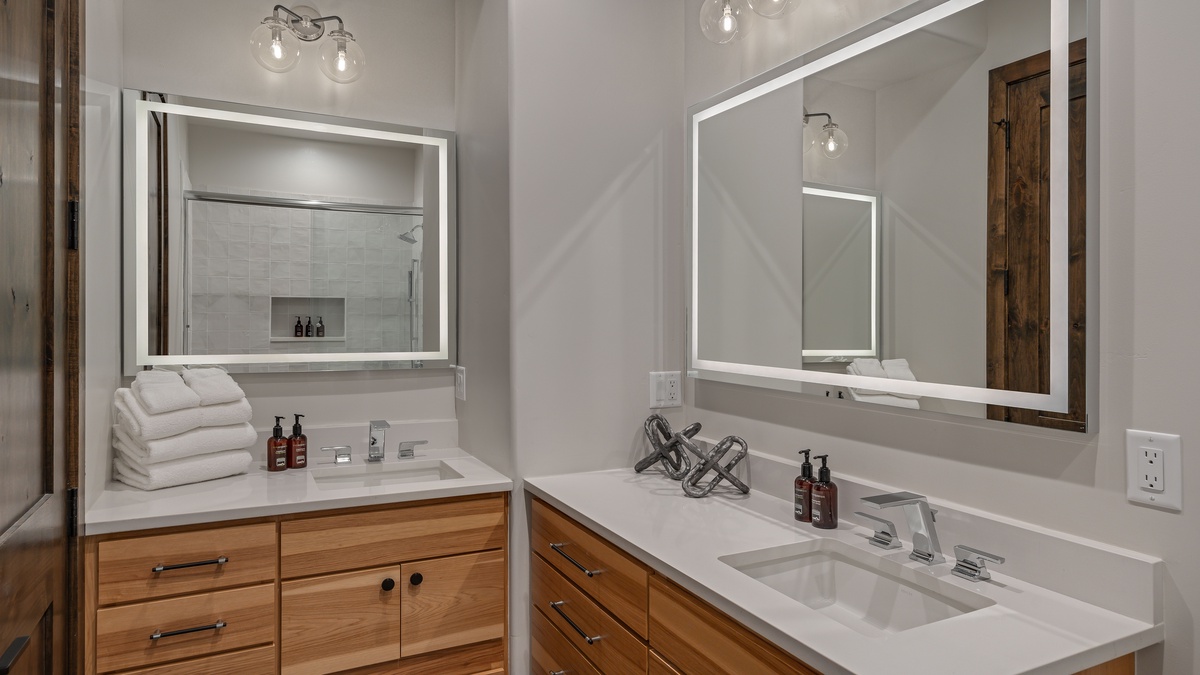 Bedroom 2, Lower Level - Bunkroom ensuite on lower level