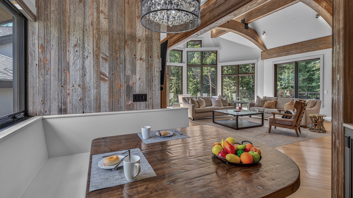 Breakfast Nook, Upper Level - Table with seating